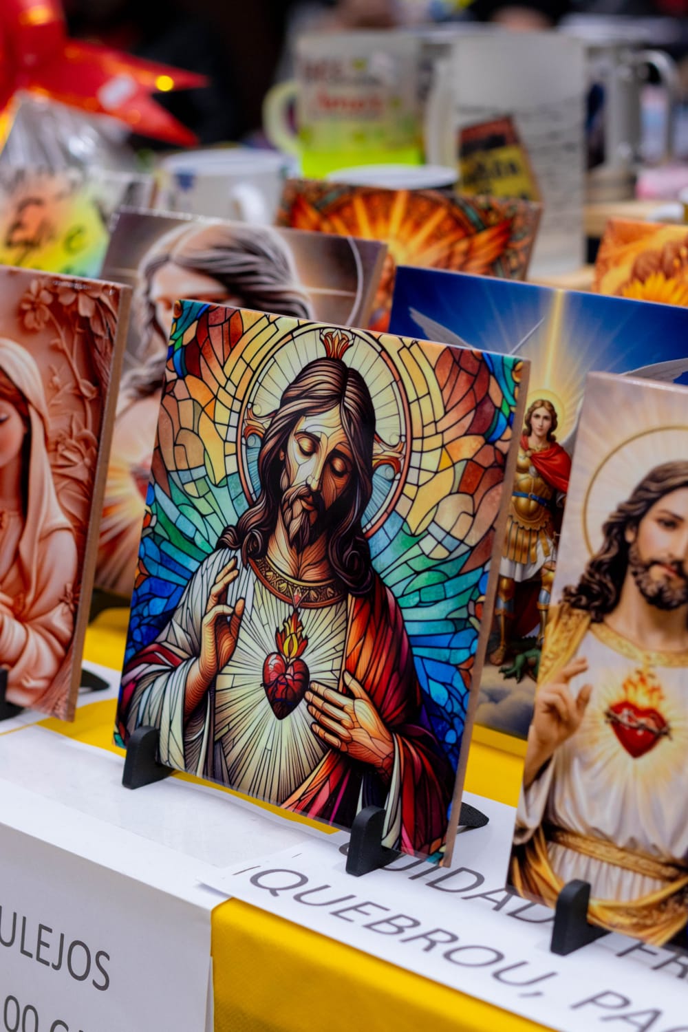 Azulejos religiosos personalizados com imagens sacras em exposi&ccedil;&atilde;o