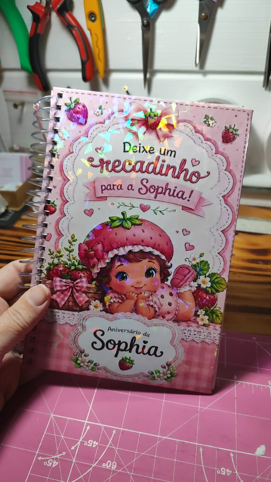 Caderno de recados personalizado com tema moranguinho para anivers&aacute;rio da Sophia