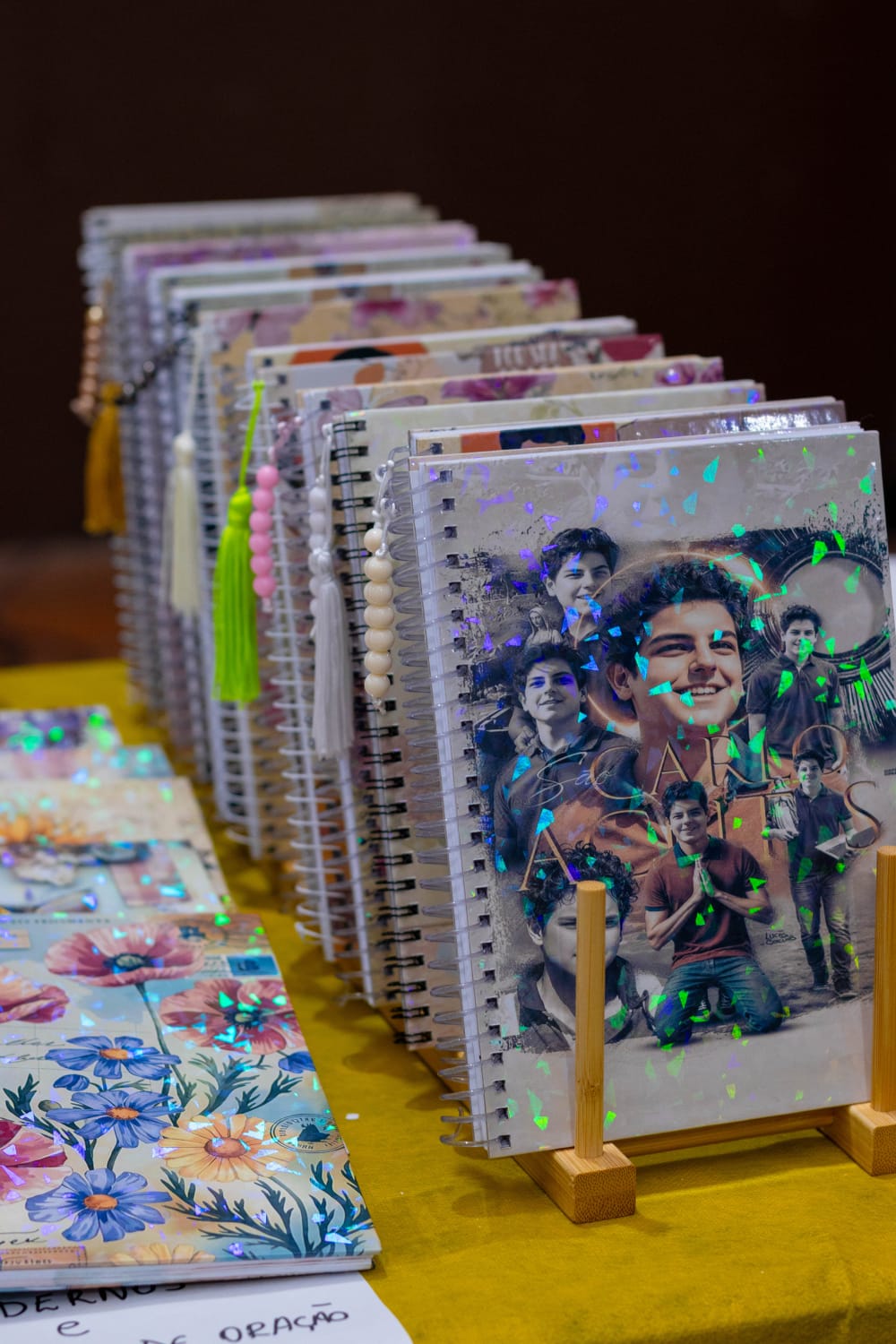 Cadernos personalizados em expositor com capas decoradas