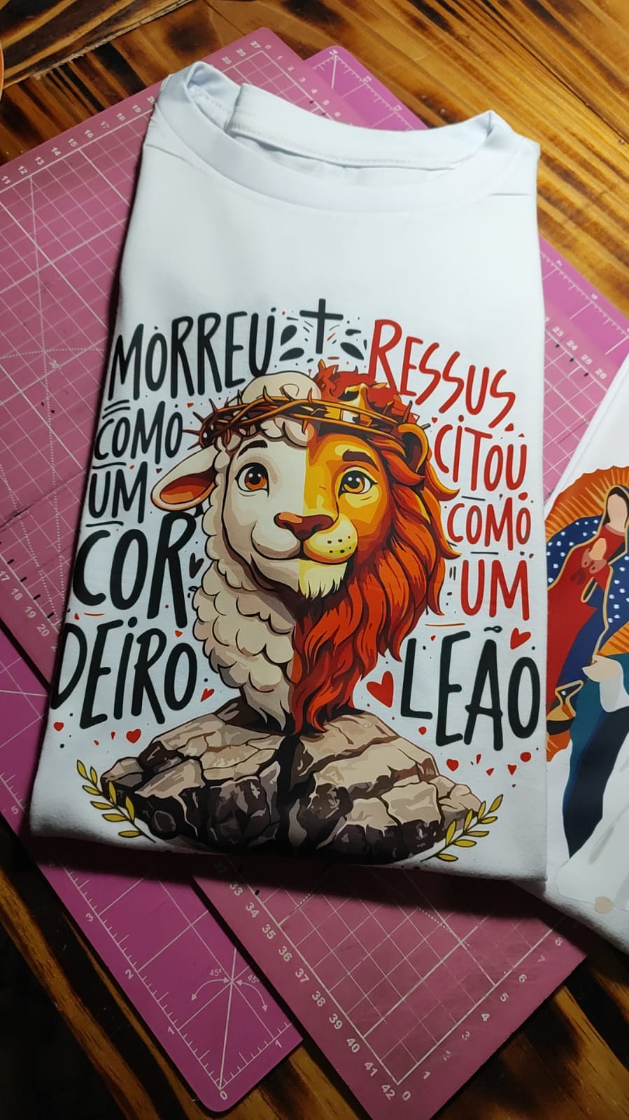 Camiseta branca personalizada com arte religiosa de cordeiro e le&atilde;o