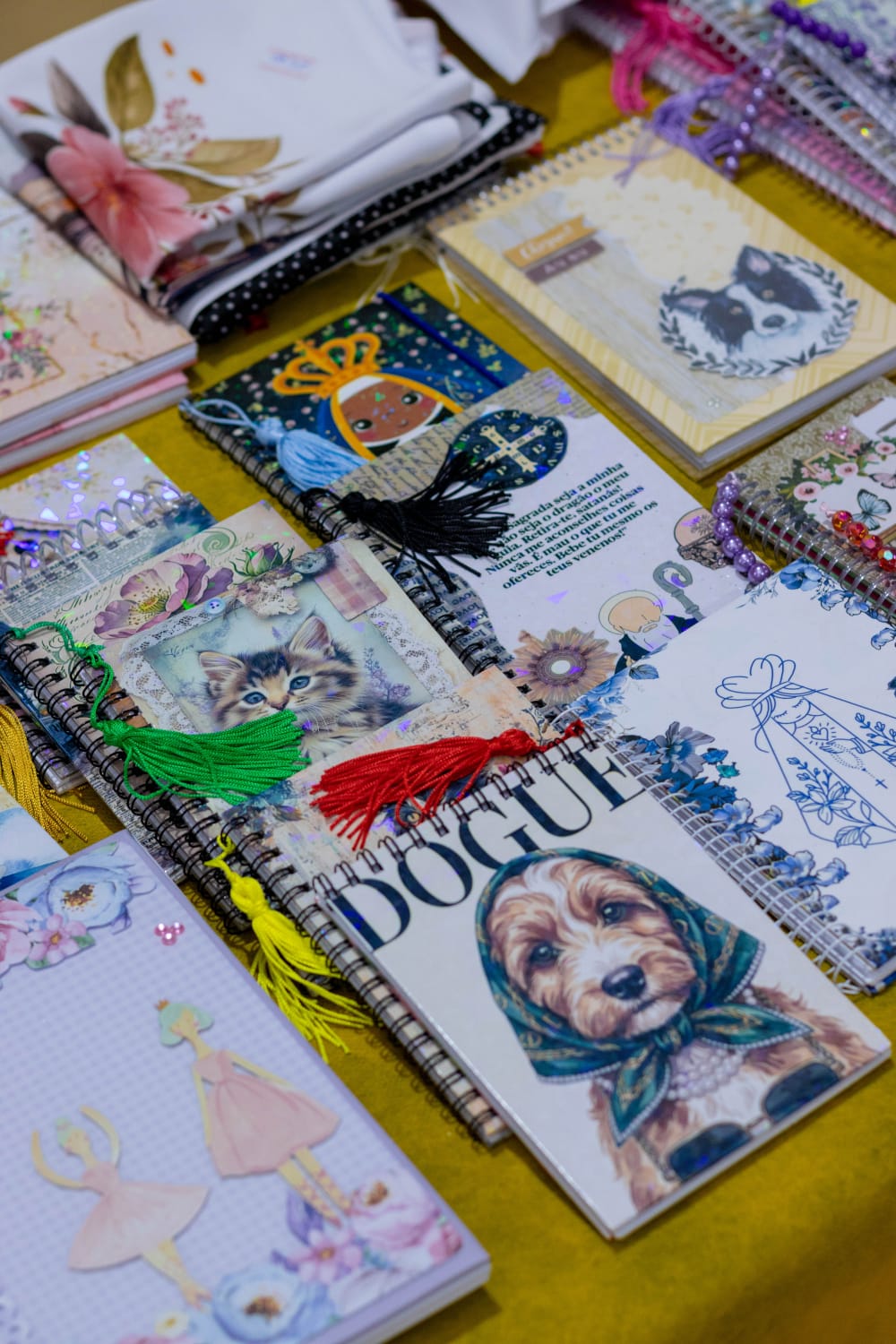 Mesa com cadernos, agendas e papelaria personalizada artesanal