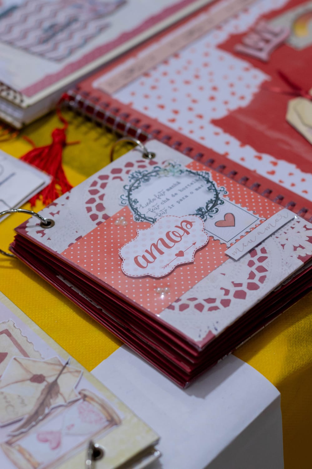 Scrapbook artesanal vermelho com detalhes de amor