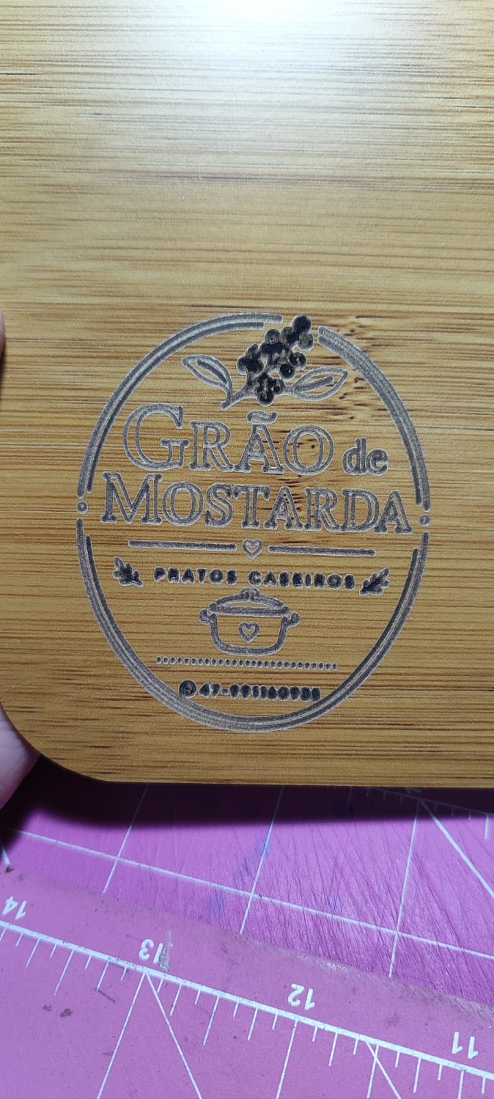 T&aacute;bua em madeira personalizada com grava&ccedil;&atilde;o Gr&atilde;o de Mostarda