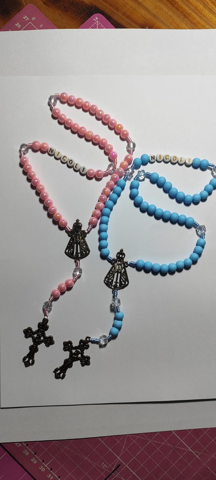 Ter&ccedil;os personalizados nas cores rosa e azul com nomes infantis